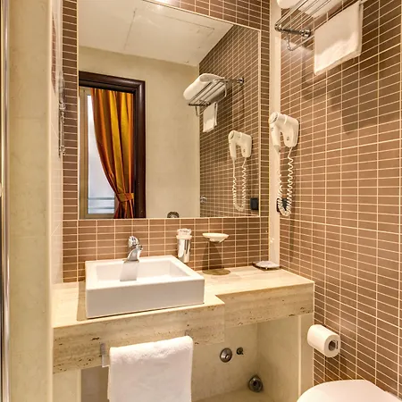 Everest Hotel 2*