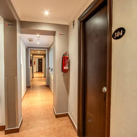 Everest Hotel 2*