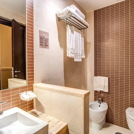 Everest Hotel 2*
