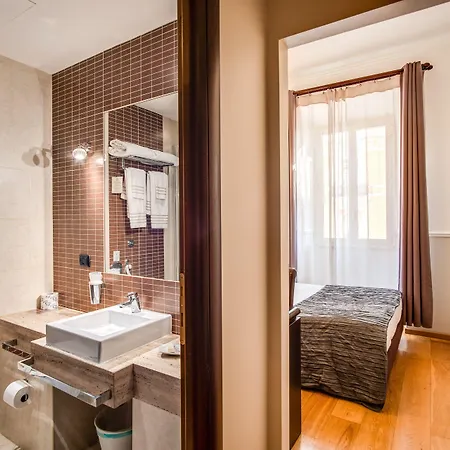 Everest Hotel 2*